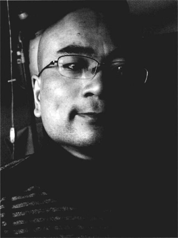 素描戴眼鏡的中年男子正面肖像