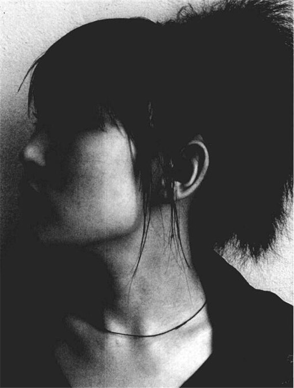 素描二分之一側(cè)面順光女青年肖像