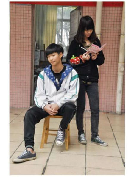 男女青年站坐組合0.7簽字筆速寫畫法