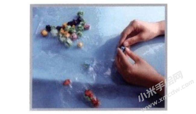 五彩的手套趣味創(chuàng)意創(chuàng)作步驟01.jpg